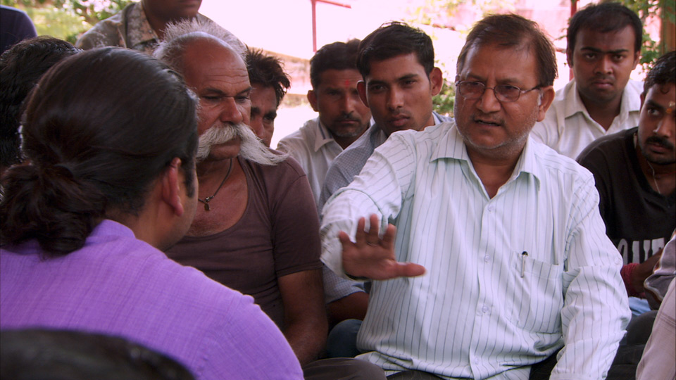 Banwari Lal Sharma, the president of a street vendors association in India, leads a meeting.